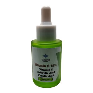 Zelena boca sa belom nalepnicom u kristalnoj ambalaži od 30 ml. Nalepnica kaže “Vitamin C serum za lice 15%”.